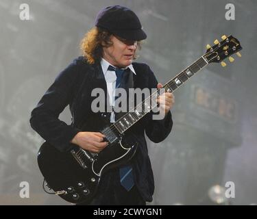 **PHOTO DE FICHIER** AC/DC se réunir avec le nouvel album sur le chemin. ATLANTA, GA - 23 OCTOBRE : Angus Young de AC/DC se produit au Philips Arena le 23 octobre 2009 à Atlanta, Géorgie. (Chris McKay/MediaPunch) Banque D'Images