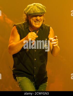 **PHOTO DE FICHIER** AC/DC se réunir avec le nouvel album sur le chemin. ATLANTA, GA - 23 OCTOBRE : Brian Johnson de AC/DC se produit au Philips Arena le 23 octobre 2009 à Atlanta, Géorgie. (Chris McKay/MediaPunch) Banque D'Images
