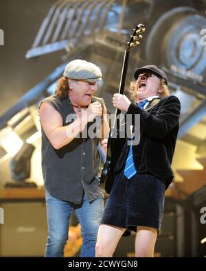 **PHOTO DE FICHIER** AC/DC se réunir avec le nouvel album sur le chemin. SUNRISE, FL - 20 DÉCEMBRE : Brian Johnson et Angus Young de AC/DC se produit au Bank Atlantic Centre le 20 décembre 2008 à Sunrise Florida. Crédit : mpi04/MediaPunch Banque D'Images