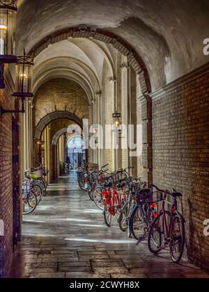 Copenhague, Danemark - Avril 26, 2019 : De nombreux vélos colorés de garé sur le passage à l'intérieur de l'édifice dans le Copenhagen Banque D'Images