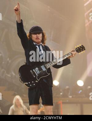 **PHOTO DE FICHIER** AC/DC se réunir avec le nouvel album sur le chemin. ATLANTA, GA - 23 OCTOBRE : Angus Young de AC/DC se produit au Philips Arena le 23 octobre 2009 à Atlanta, Géorgie. (Chris McKay/MediaPunch) Banque D'Images