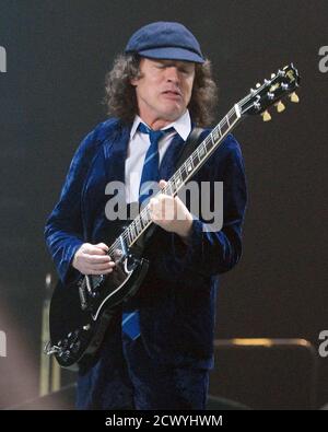 **PHOTO DE FICHIER** AC/DC se réunir avec le nouvel album sur le chemin. ATLANTA, GA - 23 OCTOBRE : Angus Young de AC/DC se produit au Philips Arena le 23 octobre 2009 à Atlanta, Géorgie. (Chris McKay/MediaPunch) Banque D'Images