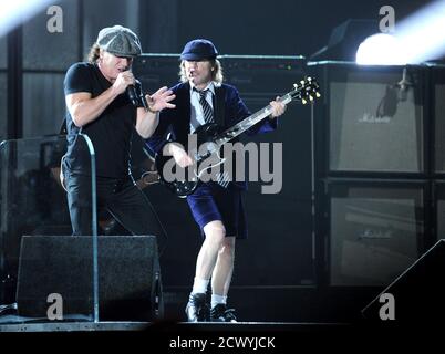 **PHOTO DE FICHIER** AC/DC se réunir avec le nouvel album sur le chemin. LOS ANGELES, CA - 8 FÉVRIER : AC/DC se produit sur scène au 57e Grammy Awards annuel au Staples Center le 8 février 2015 à Los Angeles, Californie. Crédit : PGFM/MediaPunch Banque D'Images