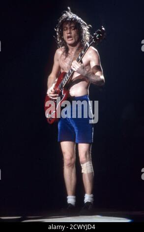 **PHOTO DE FICHIER** AC/DC se réunir avec le nouvel album sur le chemin. AC/DC à l'aréna Joe Louis, à Detroit, le 17 novembre 1983. Credit:Ross Marino Archive / MediaPunch Banque D'Images