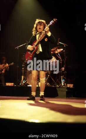 **PHOTO DE FICHIER** AC/DC se réunir avec le nouvel album sur le chemin. AC/DC à l'aréna Joe Louis, à Detroit, le 17 novembre 1983. Credit:Ross Marino Archive/MediaPunch Banque D'Images