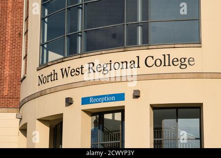 Derry, Irlande du Nord - 19 septembre 2020 : entrée principale et panneau pour le North West Regional College à Derry, Irlande du Nord. Banque D'Images