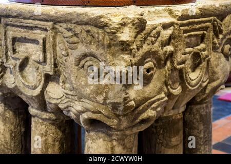 Police normande tardive dans l'église St Mary's, South Wootton dans le nord-ouest de Norfolk. Il a des têtes sculptées à chaque coin et se tient sur neuf pattes. Banque D'Images