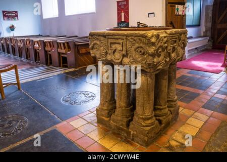 Police normande tardive dans l'église St Mary's, South Wootton dans le nord-ouest de Norfolk. Il a des têtes sculptées à chaque coin et se tient sur neuf pattes. Banque D'Images