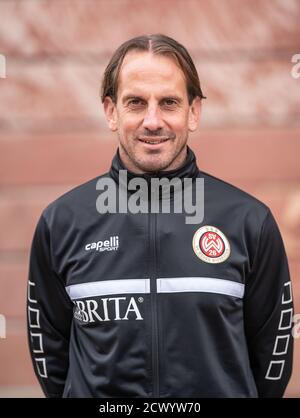 30 septembre 2020, Hessen, Wiesbaden: Photo de l'équipe du club de la troisième ligue SV Wehen Wiesbaden en face de la plate-forme Jagdschloss à la périphérie de Wiesbaden: Entraîneur-chef Ruediger Rehm. Photo: Frank Rumpenhorst/dpa Banque D'Images