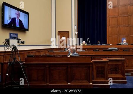 Le Dr Giovanni Caforio, PDG de Bristol Myers Squibb, est interrogé à distance par Virginia Foxx (R-N.C.) lors d'une audience du Comité de surveillance et de réforme de la Chambre des représentants pour discuter des prix des médicaments non viables avec le PDG des grandes compagnies pharmaceutiques de Capitol Hill à Washington, DC, le mercredi 30 septembre 2020. Photo de piscine par Greg Nash/UPI Banque D'Images