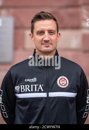 30 septembre 2020, Hessen, Wiesbaden: Photo de l'équipe du club de la troisième ligue SV Wehen Wiesbaden devant le Jagdschloss Platte à la périphérie de Wiesbaden: Le docteur de l'équipe Michael Hoestermann. Photo: Frank Rumpenhorst/dpa Banque D'Images