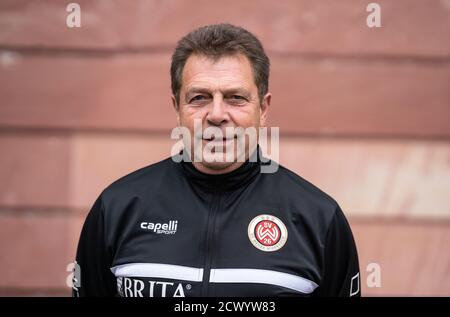 30 septembre 2020, Hessen, Wiesbaden: Photo de l'équipe du club de la troisième ligue SV Wehen Wiesbaden devant le Jagdschloss Platte à la périphérie de Wiesbaden: Le superviseur Gerhard Eckel. Photo: Frank Rumpenhorst/dpa Banque D'Images