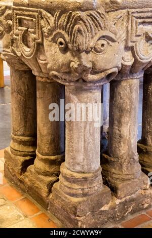 Police normande tardive dans l'église St Mary's, South Wootton dans le nord-ouest de Norfolk. Il a des têtes sculptées à chaque coin et se tient sur neuf pattes. Banque D'Images