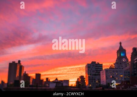 Le ciel brille en violet au coucher du soleil à East Village New York City. Banque D'Images