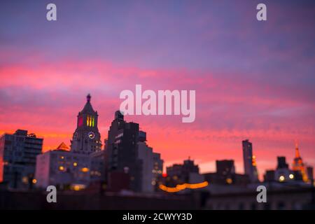 Le ciel brille en violet au coucher du soleil à East Village New York City. Banque D'Images