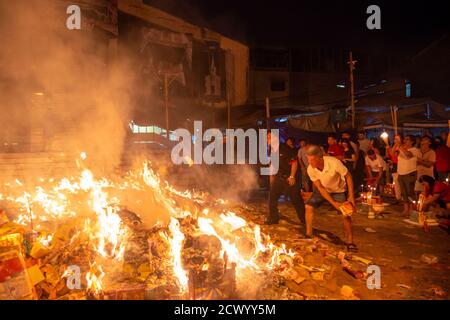 Bukit Mertajam, Penang/Malaysia - août 17 2019 : l'effigie du papier est brûlée le dernier jour du festival des fantômes affamés. Banque D'Images