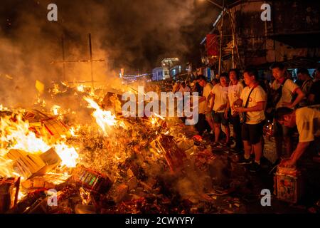 Bukit Mertajam, Penang/Malaysia - août 17 2019 : le papier de Joss est brûlé pendant le festival des fantômes affamés. Banque D'Images