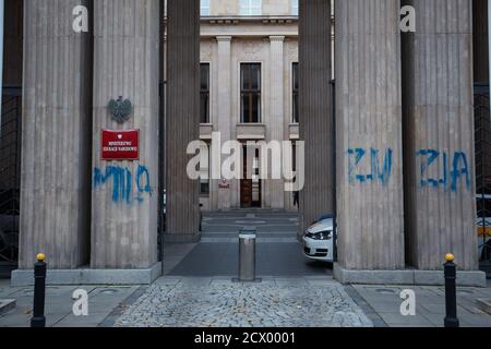 Varsovie, Mazovie, Pologne. 30 septembre 2020. Noms des enfants LGBT qui se sont suicidés dans le bâtiment du ministère de la National Education.in la photo: Credit: Hubert Mathis/ZUMA Wire/Alay Live News Banque D'Images