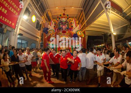 Bukit Mertajam, Penang/Malaysia - août 17 2019 : les dévotés chinois tirent la statue du roi fantôme et l'envoient brûler. Banque D'Images