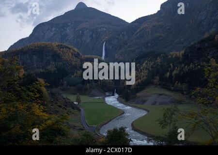 Cascade de Kjossossen avec paysage et rivière fluide en automne. Banque D'Images