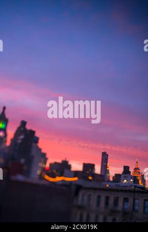 Le ciel brille en violet au coucher du soleil à East Village New York City. Banque D'Images