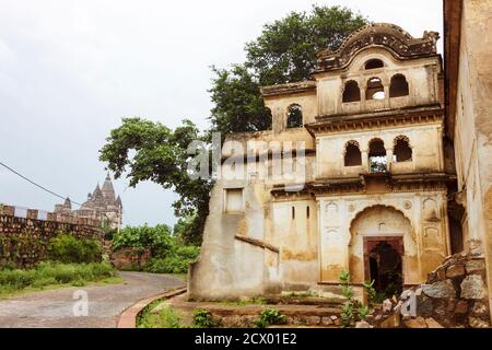 Orcha, Madhya Pradesh, Inde : ruines de bâtiments dans les anciennes écuries de chameaux du complexe de fort Orcha. Temple Chaturbhuj en arrière-plan. Banque D'Images
