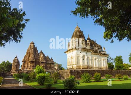 Khajuraho, Madhya Pradesh, Inde : Temple Lakshmana du Xe siècle (à gauche) et la partie bien plus récente du Temple Pratapeswar (à droite) du groupe occidental Banque D'Images