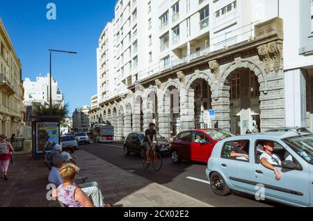 Biarritz, pays basque français, France - 19 juillet 2019 : les gens s'assoient et se conduisent dans le centre-ville de Biarritz. Banque D'Images