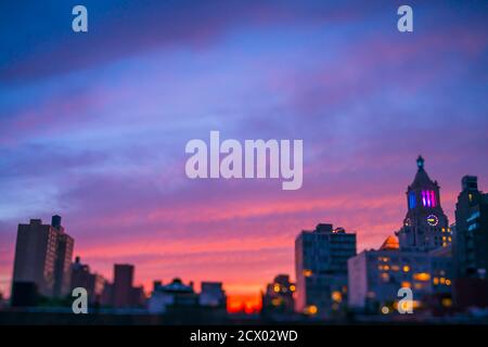 Le ciel brille en violet au coucher du soleil à East Village New York City. Banque D'Images