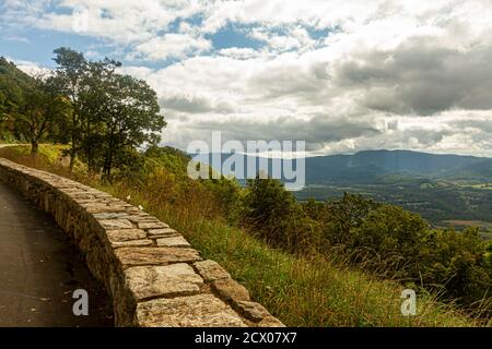 Vue sur la vallée de Shenandoah observée depuis une vue panoramique par la ligne d'horizon. L'image présente de vastes forêts couvrant des collines et des montagnes de Blue Ridge mou Banque D'Images