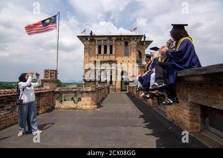 Batu Gajah, Perak/Malaisie - octobre 07 2019 : diplômé prendre une photo au château de Kellie Banque D'Images