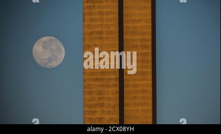 Melbourne Australie, la Lune s'élève au-dessus du pont Bolte Melbourne . Banque D'Images