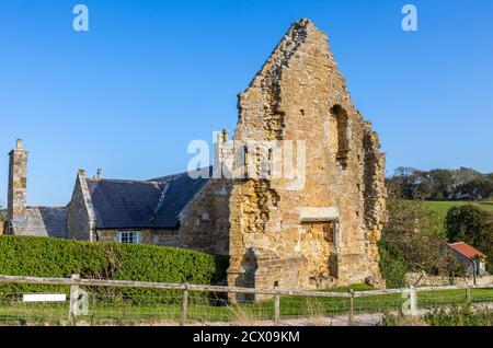 Le mur en ruines de la salle à manger des moines ou du réfectoire de l'abbaye d'Abbotsbury, un ancien monastère bénédictin d'Abbotsbury, Devon, au sud-est de l'Angleterre Banque D'Images