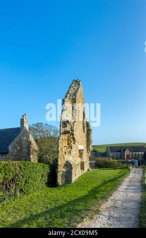 Le mur d'extrémité de la salle à manger des moines et la grange de la dîme de l'abbaye d'Abbotsbury, un ancien monastère bénédictin d'Abbotsbury, Devon, au sud-est de l'Angleterre Banque D'Images