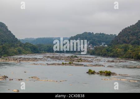 Vue sur le fleuve Potomac depuis le pont Sandy Hook dans le comté de Washington, Maryland. Un grand plan d'eau avec des collines couvertes de forêt sur les rives de la rivière. À Banque D'Images