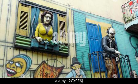 LE CAMINITO, SITUÉ À LA BOCA, EST UN MUSÉE DE RUE DE COLORÉ MAISONS PEINTES TYPIQUES DE L'IMMIGRANT QUI EST VENU À CHRACTERISE CETTE ZONE DU PORT Banque D'Images