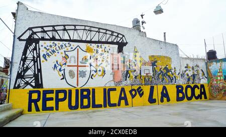 LE CAMINITO, SITUÉ À LA BOCA, EST UN MUSÉE DE RUE DE COLORÉ MAISONS PEINTES TYPIQUES DE L'IMMIGRANT QUI EST VENU À CHRACTERISE CETTE ZONE DU PORT Banque D'Images