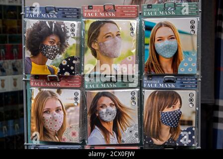 Exposition de masques à vendre à l'extérieur d'un magasin à Edimbourg, en Écosse, au Royaume-Uni. Banque D'Images