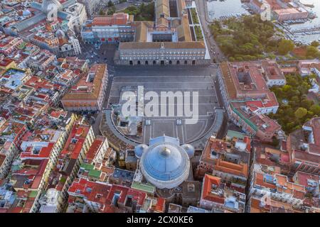 Piazza del Plebiscito, vue aérienne, aube stupéfiante, Naples | Naples Banque D'Images