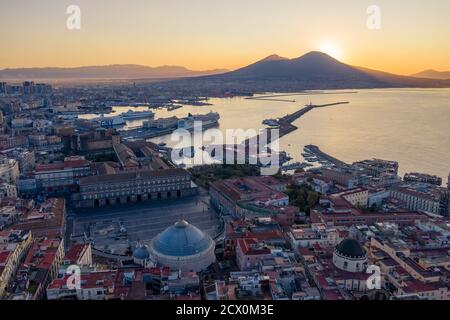 Alba sul Vesuvio, Naples, piazza Plebiscito Banque D'Images