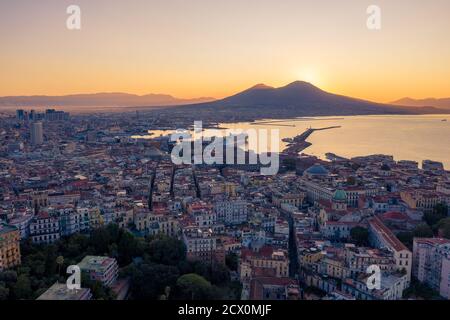 Panorama époustouflant à l'aube au-dessus de Naples : via gennaro serra, piazza Plebiscito, Palazzo Reale, Castel Maschio Angioino, San Francesco da Paola Banque D'Images