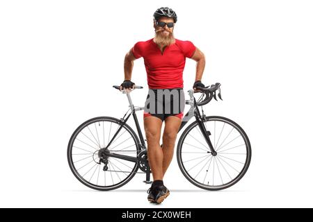 Portrait complet d'un cycliste barbu avec casque et lunettes penchées sur un vélo de route isolées sur fond blanc Banque D'Images