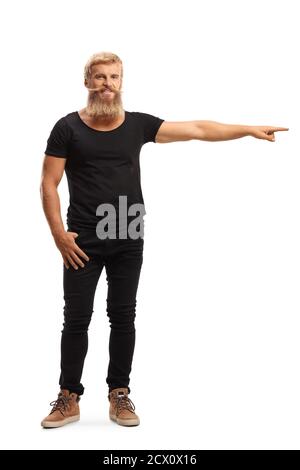 Portrait complet d'un homme blond avec barbe et moustache pointant vers le côté isolé sur fond blanc Banque D'Images