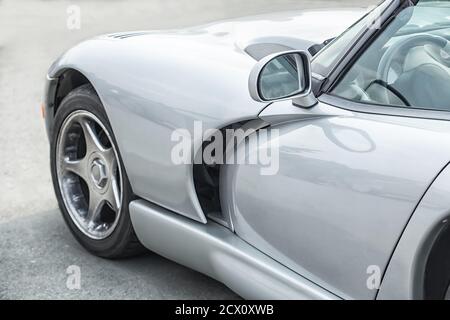 voiture de sport moderne argentée sur la route Banque D'Images