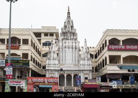 Puri, Inde - 3 février 2020 : vue sur la rue d'un petit temple hindou blanc près de Jagannath le 3 février 2020 à Puri, Inde Banque D'Images