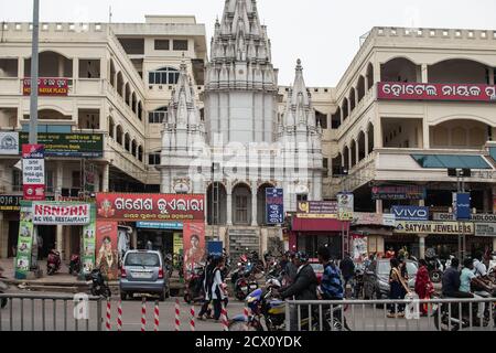 Puri, Inde - 3 février 2020: Vue de rue de la circulation devant un petit temple hindou blanc près de Jagannath le 3 février 2020 à Puri, Inde Banque D'Images