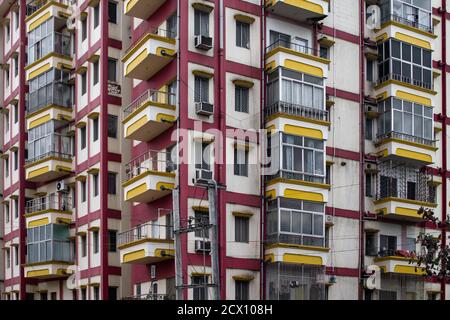 Puri, Inde - 3 février 2020 : vue sur la rue d'un immeuble résidentiel rose et jaune avec balcons le 3 février 2020 à Puri, Inde Banque D'Images