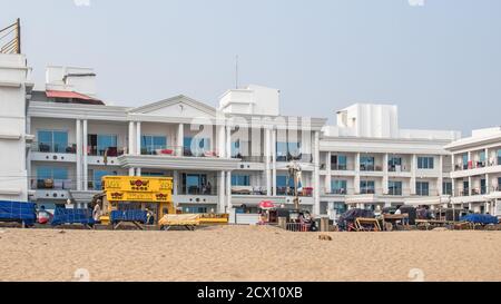 Puri, Inde - 3 février 2020: Vue d'un grand hôtel blanc cher par Puri Beach le 3 février 2020 à Puri, Inde Banque D'Images