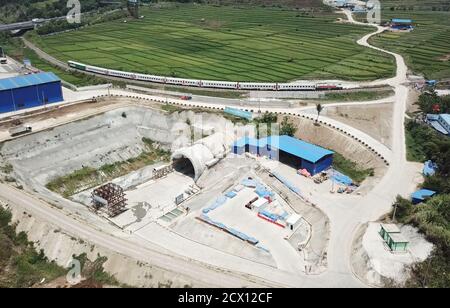 Jakarta. 30 septembre 2020. Un train traverse le tunnel 10 du chemin de fer à grande vitesse Jakarta-Bandung qui est en construction en Indonésie, le 30 septembre 2020. Credit: Du Yu/Xinhua/Alay Live News Banque D'Images