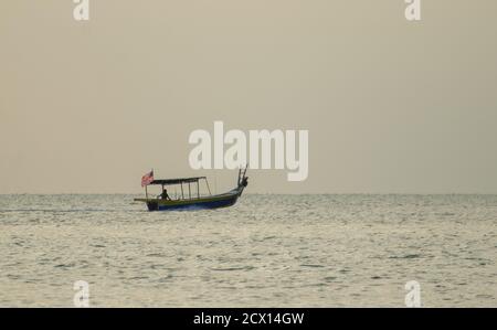 George Town, Penang/Malaysia - Déc 28 2019: Un bateau avec le drapeau de la Malaisie se déplace en mer. Banque D'Images